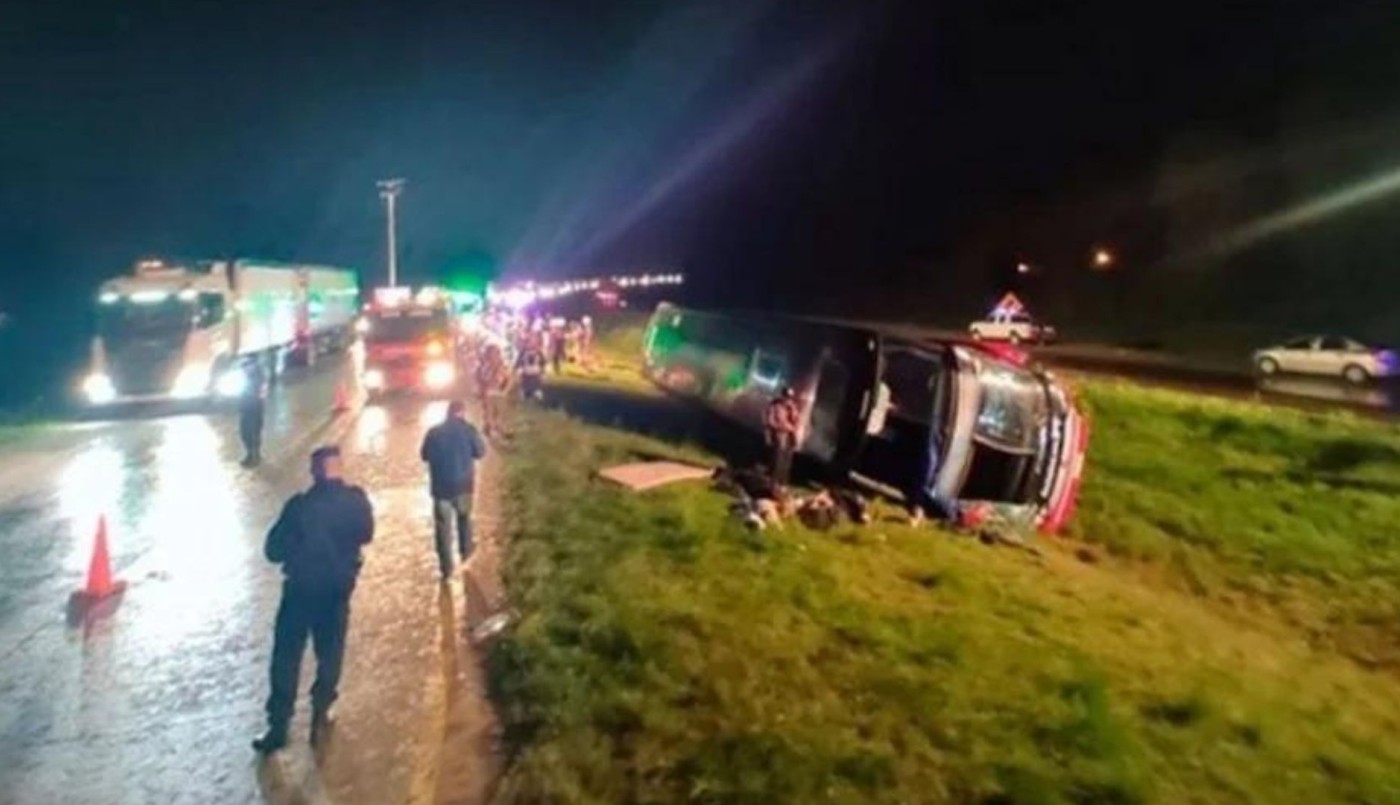 Volcó un micro con estudiantes en la ruta 14: hay al menos 10 heridos | Actualidad
