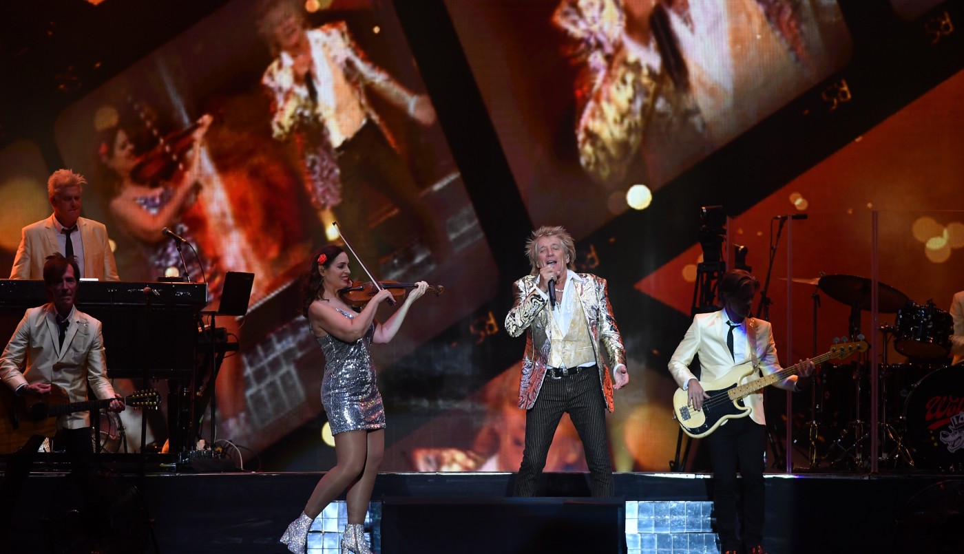 Rod Stewart fue el anfitrión ideal para una noche de brillo, glamour y grandes éxitos | Espectáculos