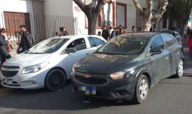 Estaba estacionada en doble fila y arrastró a un inspector de tránsito para que no la multara | Actualidad