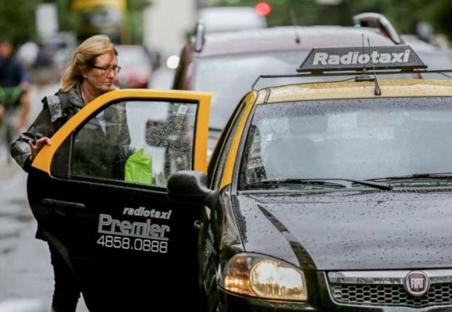 Comienza a regir un fuerte aumento en los taxis porteños: 50% en dos tramos | Economía