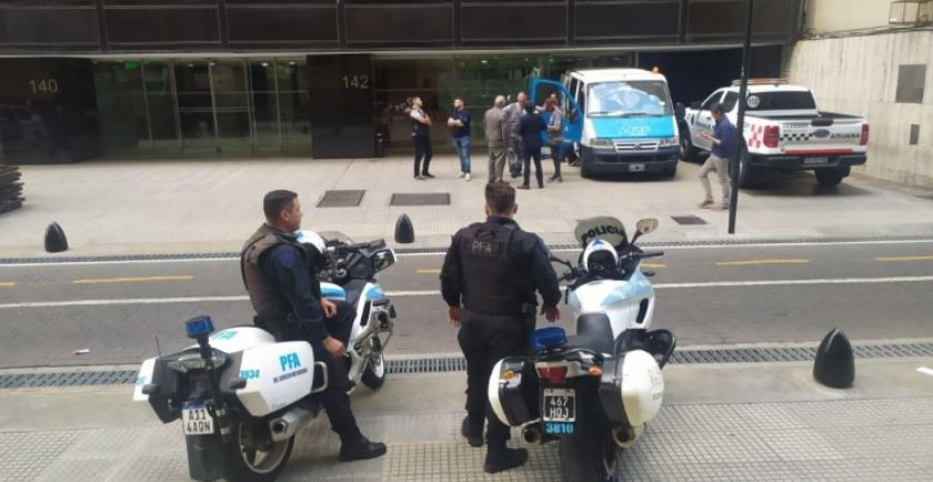 Con el dólar blue a $1.010, allanaron una decena de casas de cambio en la City porteña | Economía