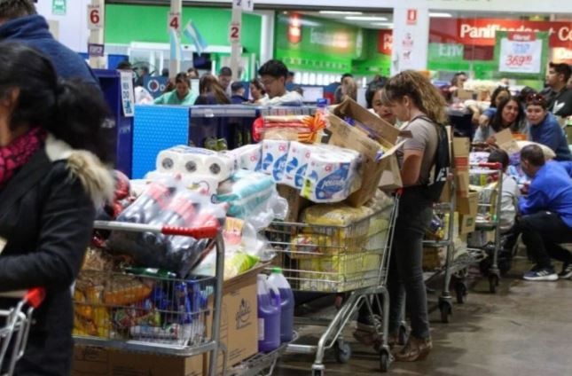 El dólar a $1.000: los chilenos cruzan a la Argentina para comprar "regalados" alimentos, combustibles y tocador | Actualidad