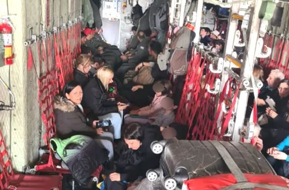 El primer vuelo con argentinos evacuados llegó a Roma: "Un primer paso", indicó el encargado | Actualidad