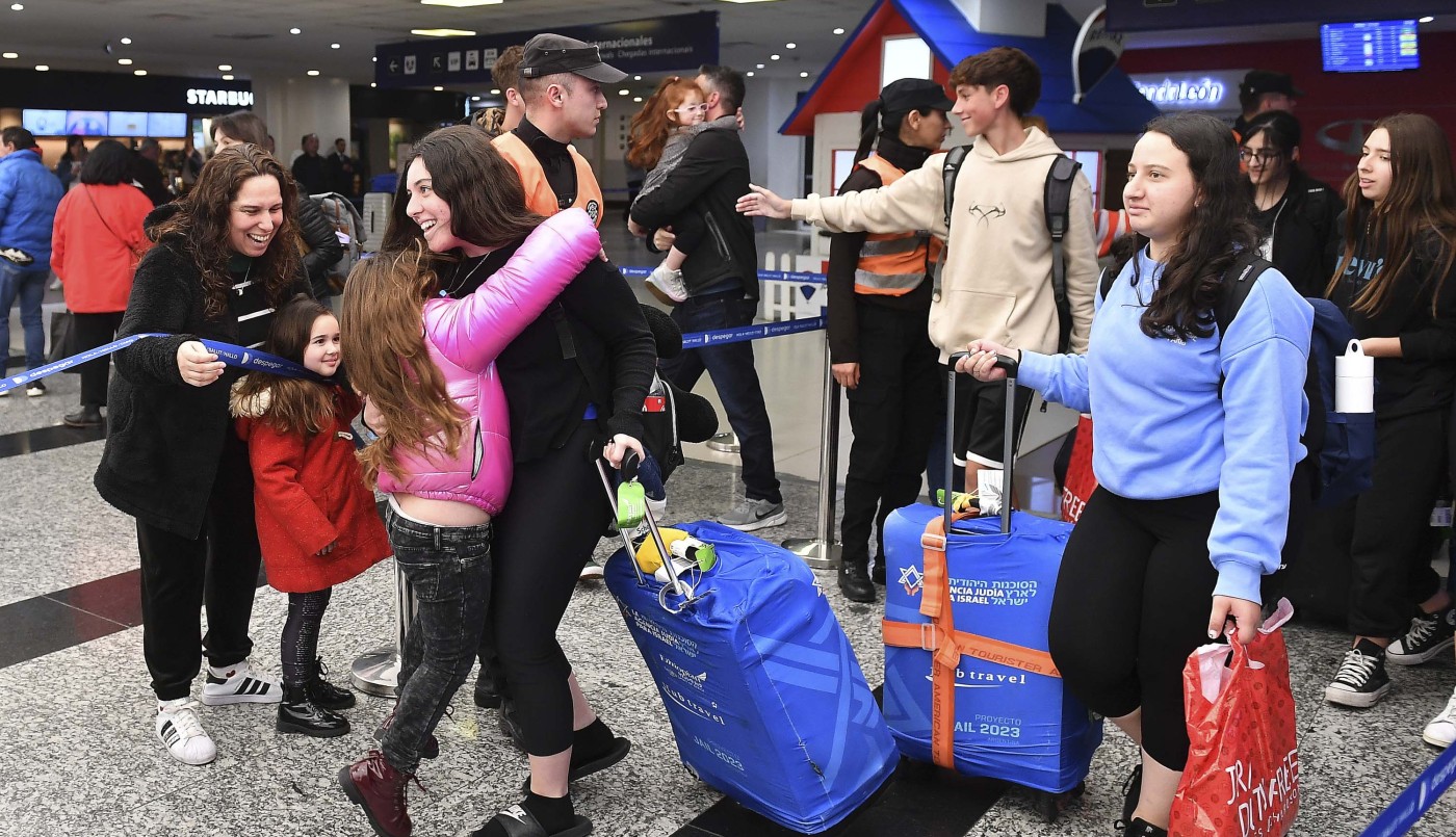 Abrazos y emoción en regreso de 54 de los 200 alumnos secundarios varados por la guerra en Israel | Actualidad