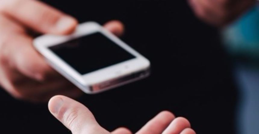 Por no pagar la cuota alimentaria, la Justicia ordenó que le corten el celular y le quiten el registro de conducir | Actualidad