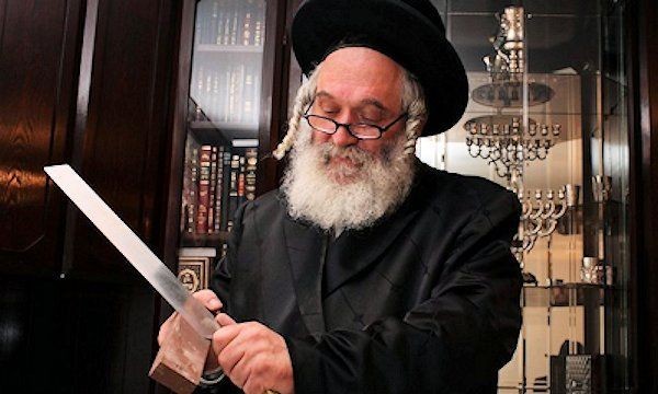 El conflicto en Medio Oriente frenó la llegada al país de 80 rabinos que deben cumplir con la faena kosher | Economía