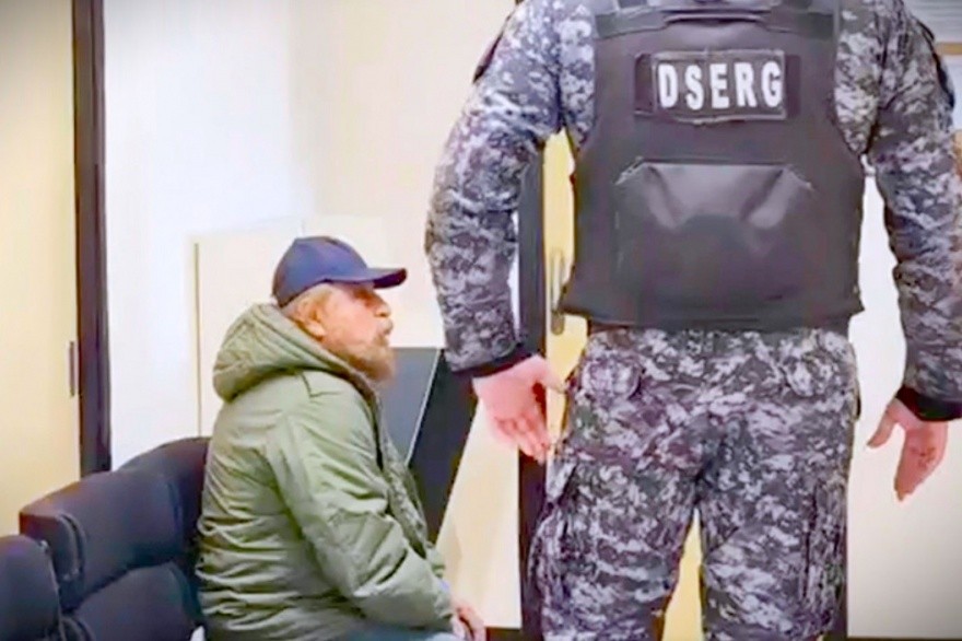 Mató a su pareja embarazada y estuvo prófugo 22 años: ahora se entregó para pedir su libertad | Actualidad