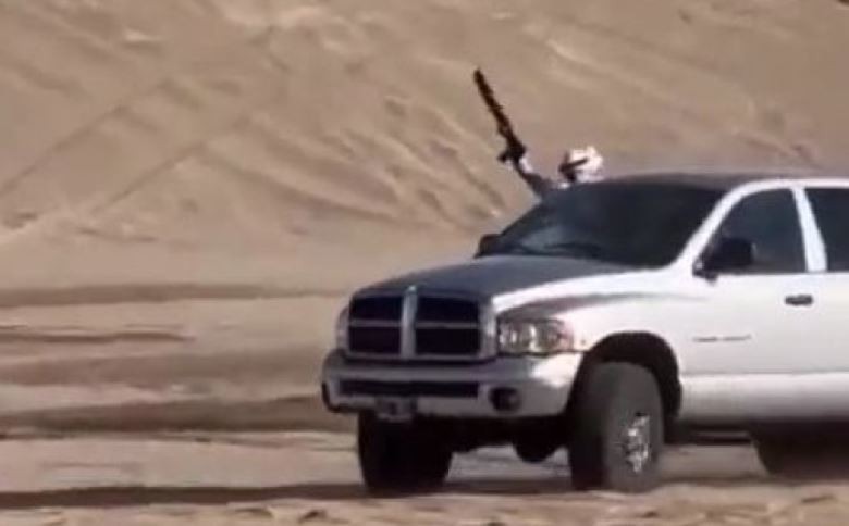 Se vistieron como árabes y salieron armados a recorrer los médanos de Pinamar | Actualidad