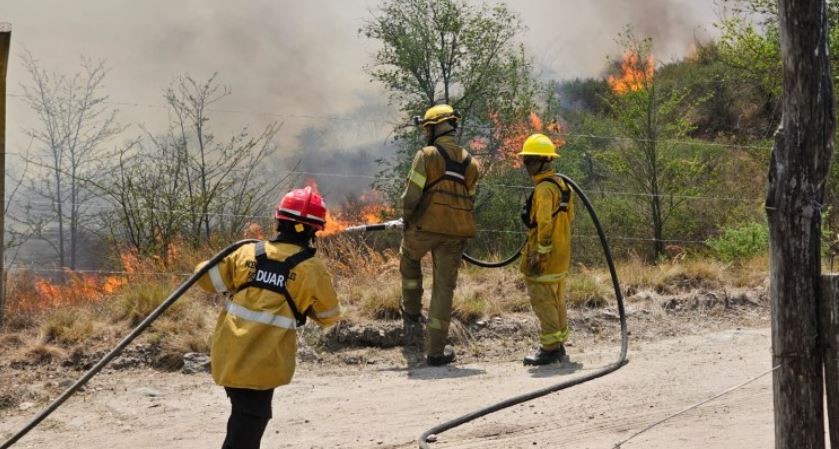 Córdoba: bomberos combaten un foco de incendio en Villa Yacanto | Clima, naturaleza y medio ambiente