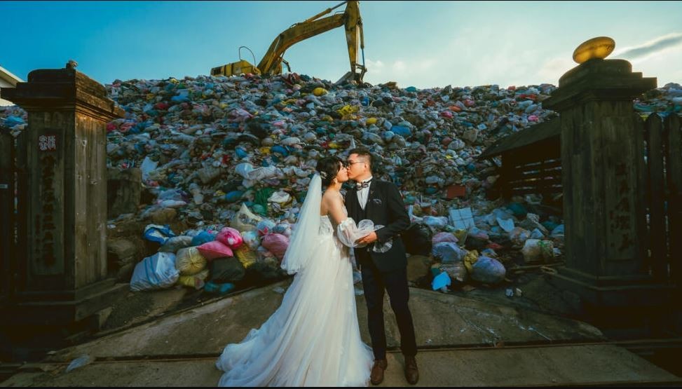 Una insólita foto de boda, para concientizar a los invitados | Internacionales