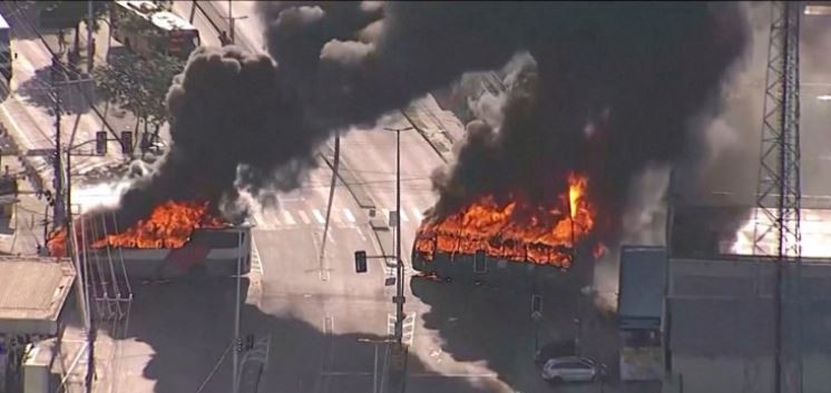 Río de Janeiro: incendiaron 35 colectivos tras la muerte de un líder criminal brasileño | Internacionales