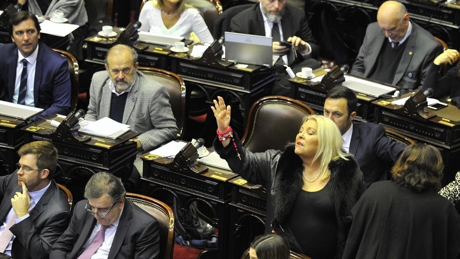 Video: así se retiraba Carrió enojada de Diputados tras la media sanción de la ley de aborto | Política