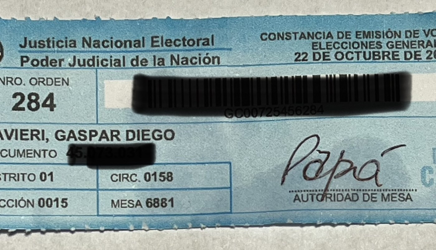 Fue autoridad de mesa donde votaron sus hijos y firmó el troquel de una forma muy especial | Redes