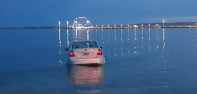 Dejó su auto estacionado, tuvo una falla y terminó en el mar | Actualidad
