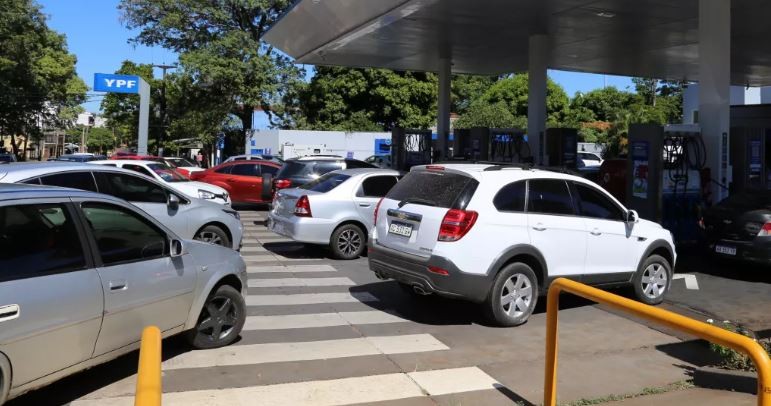 "Falta de dólares para importar": advierten que escasez de combustible puede durar semanas | Economía