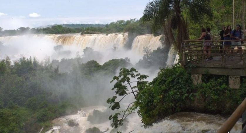 Cerraron el acceso a las Cataratas debido a una fuerte crecida del río Iguazú | Actualidad