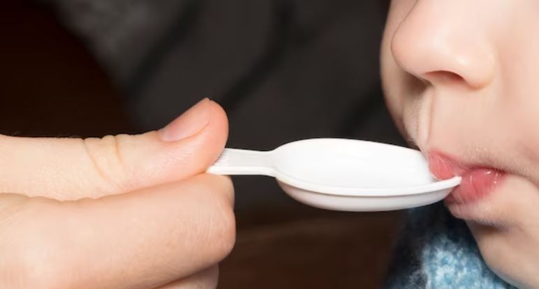 Confundió el veneno para cucarachas con un remedio y se lo dio a su hija de 5 años | Actualidad