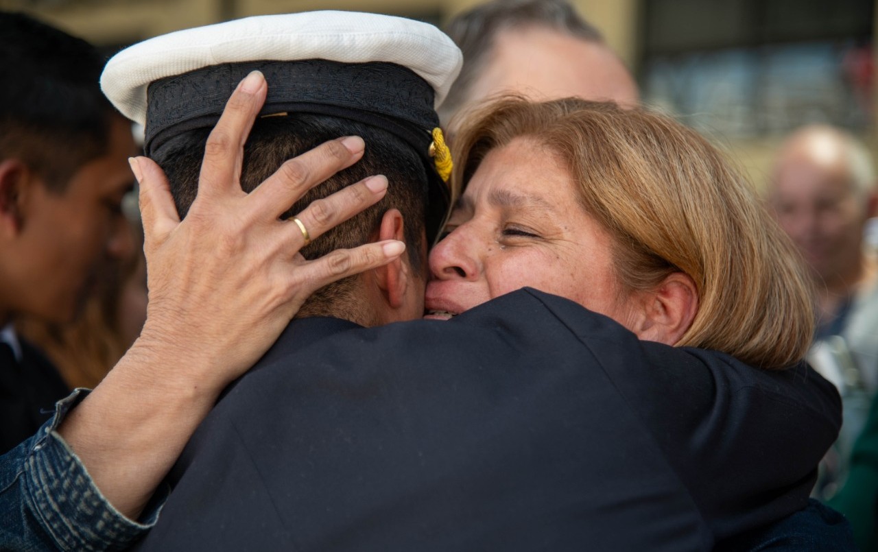 Emoción, abrazos y hasta un pedido de matrimonio en el regreso de la Fragata Libertad | Actualidad