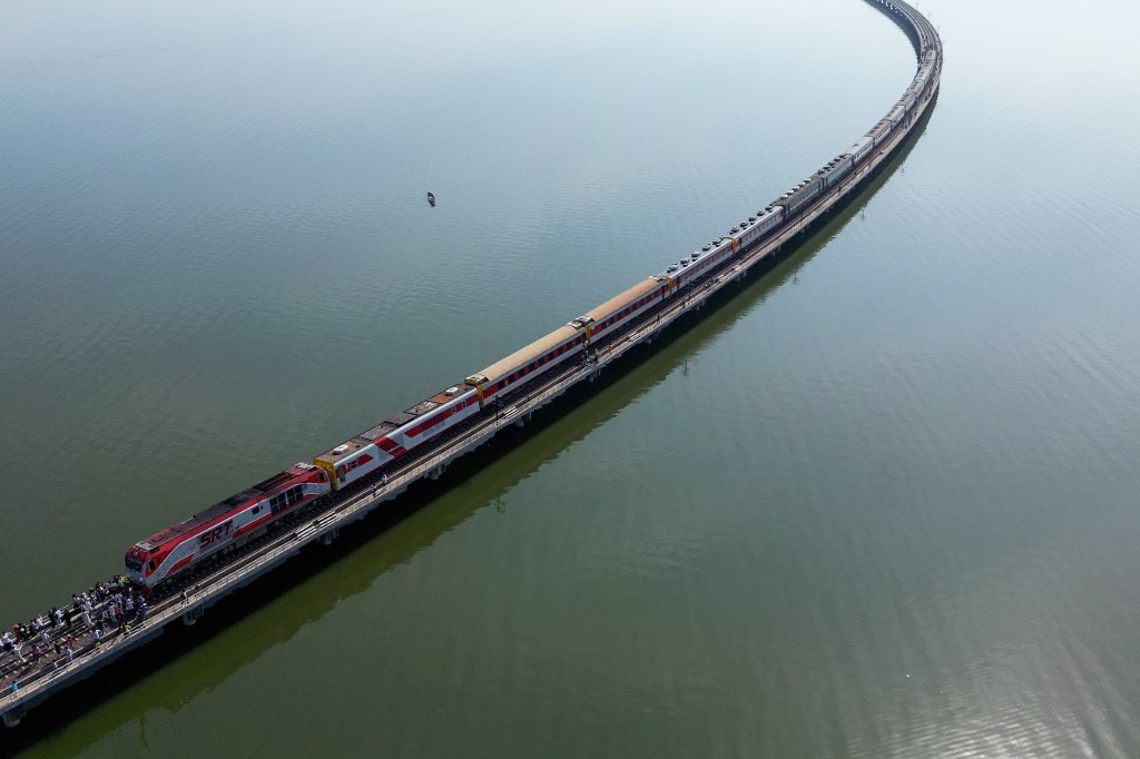 El espectáculo del "tren flotante" en Tailandia | Internacionales
