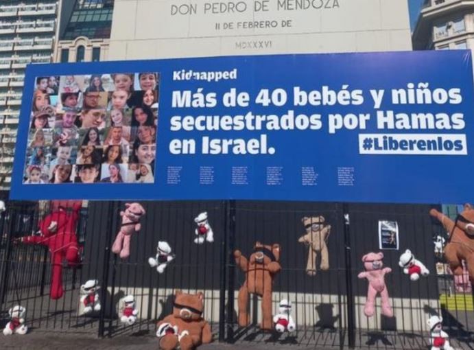 Instalan 30 osos de peluche con los nombres de los niños secuestrados por Hamas | Actualidad