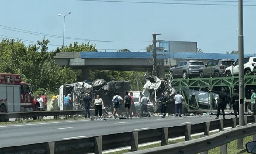 Chocaron dos camiones en la Panamericana: uno de los choferes está en grave estado | Actualidad