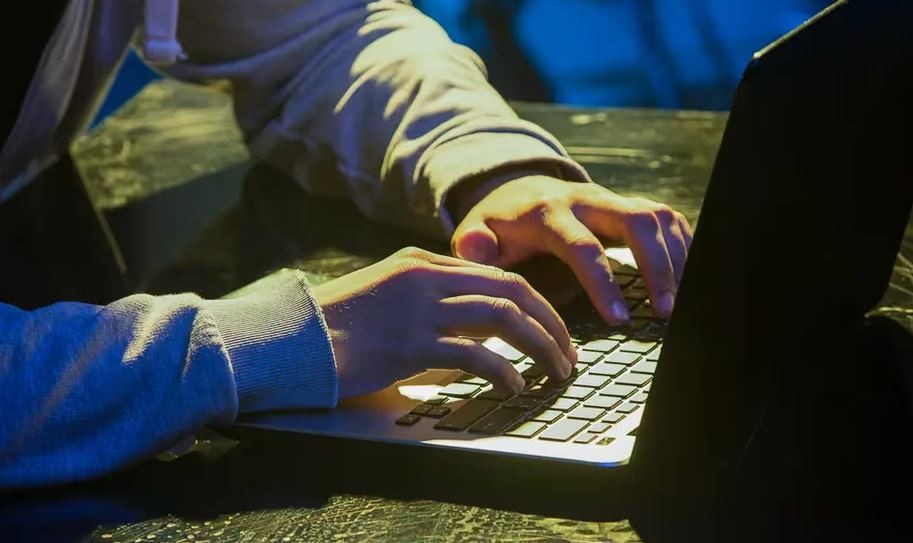 Alerta en una escuela de La Plata: denunciaron a una maestra por acosar sexualmente a sus alumnos | Actualidad