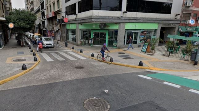 Retiro: Un indigente herido no quiso recibir ayuda de dos policías y una médica, y los atacó | Actualidad