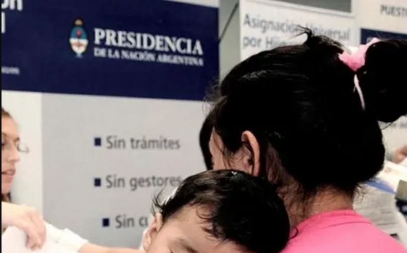 Titulares de AUH recibirán en diciembre $ 17.536 más por hijo: qué trámite deberán hacer para cobrarlo | Actualidad