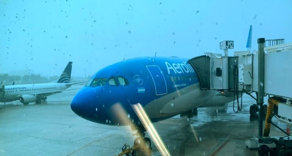 Demoras, cancelaciones y desvíos en Aeroparque por el fuerte temporal | Actualidad