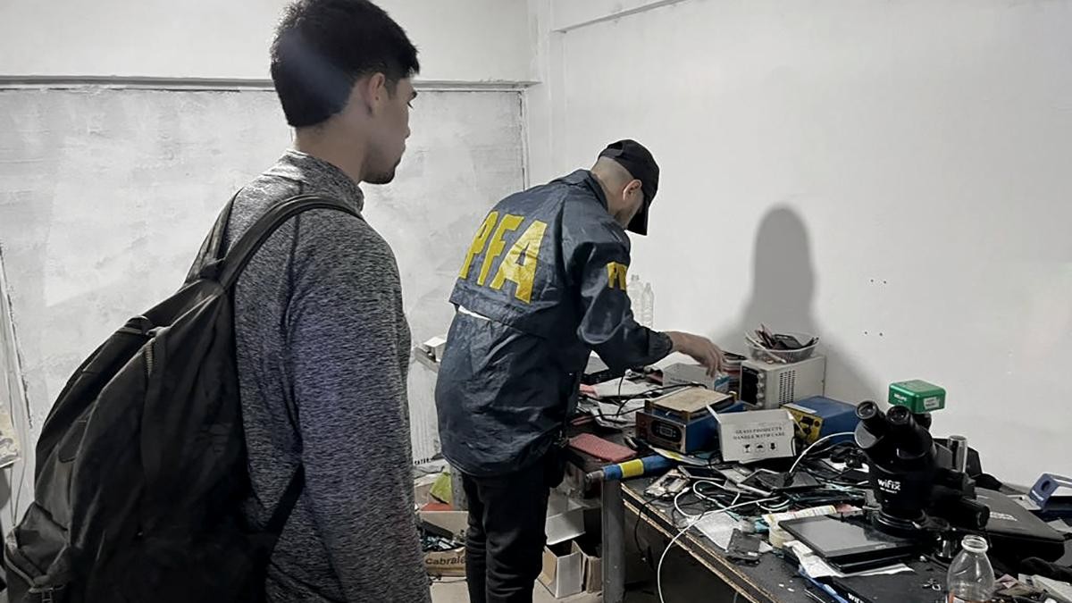 "La mafia del Hentai", la banda acusada de 30 amenazas de bomba: "Somos terroristas" | Actualidad