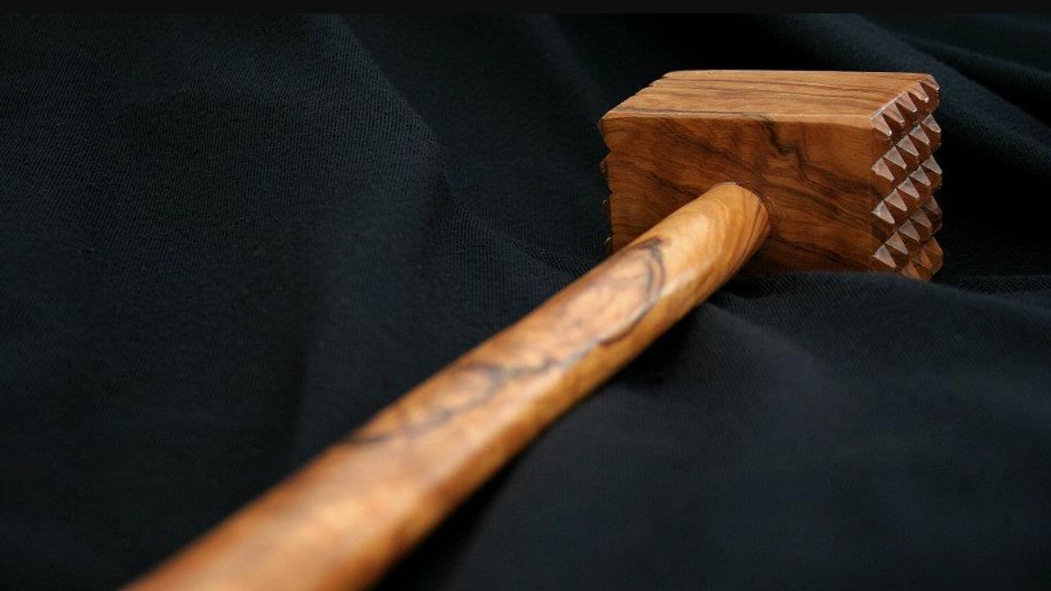 Lo denunció su ex, le fijaron una perimetral y, al enterarse, fue a agredirla con un martillo para moler carne | Actualidad