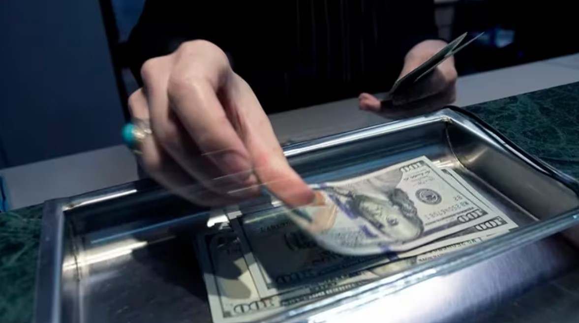 El Gobierno descongela el precio del dólar oficial: subirá 3% hasta fin de mes | Economía