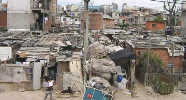 La pobreza subió al 42,9% en octubre como consecuencia de la alta inflación, según la Universidad Di Tella | Economía