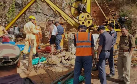 Rescatistas hicieron llegar medicamentos a los 40 obreros que siguen atrapados en un túnel en India | Internacionales