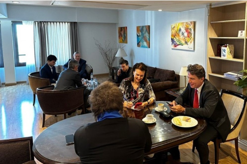 "Trabajando para achicar el Estado y eliminar impuestos": reunión entre Milei y sus colaboradores | Política