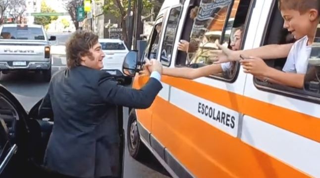 Rumbo a Olivos, Milei se bajó del auto para saludar a un micro escolar | Política