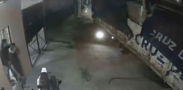 Video: La imprudente maniobra de un camionero en Ingeniero Budge | Actualidad