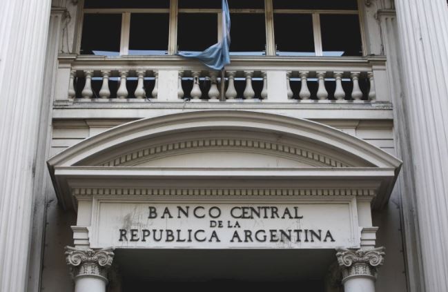 El Banco Central prohibió la compra de dólares con créditos hipotecarios | Economía