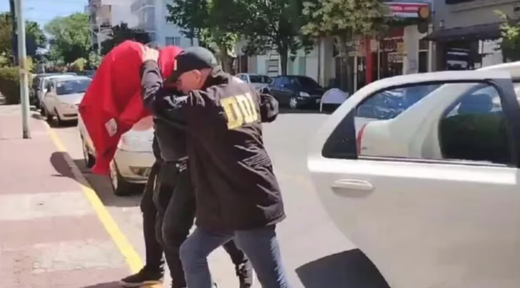 Acusado de abusar de su hija fue detenido mientras perseguía a dos chicos | Actualidad