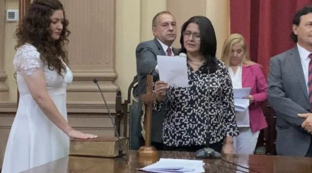 Una diputada salteña asumió su cargo vestida de novia | Curiosidades