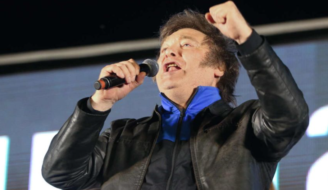 Secreto develado: por qué Milei usa siempre buzo deportivo debajo de una campera de cuero | Política