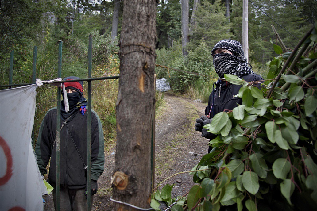 Tensión en Villa Mascardi por enfrentamientos entre fuerzas federales y mapuches | Política