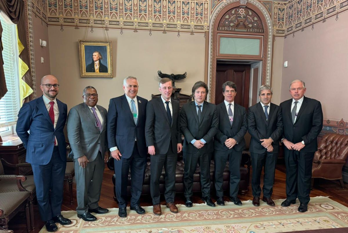 Milei en la Casa Blanca: reuniones con funcionarios de Biden y la foto con su equipo | Política