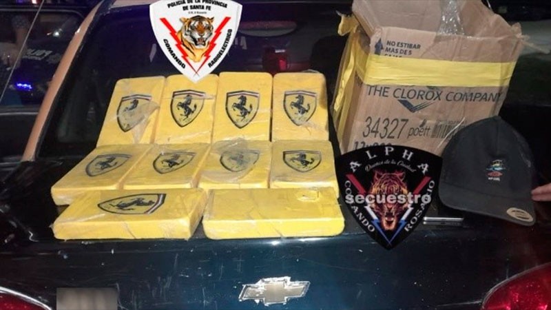 Detuvieron a una pareja que llevaba diez ladrillos de cocaína con el logo de "Ferrari" | Actualidad