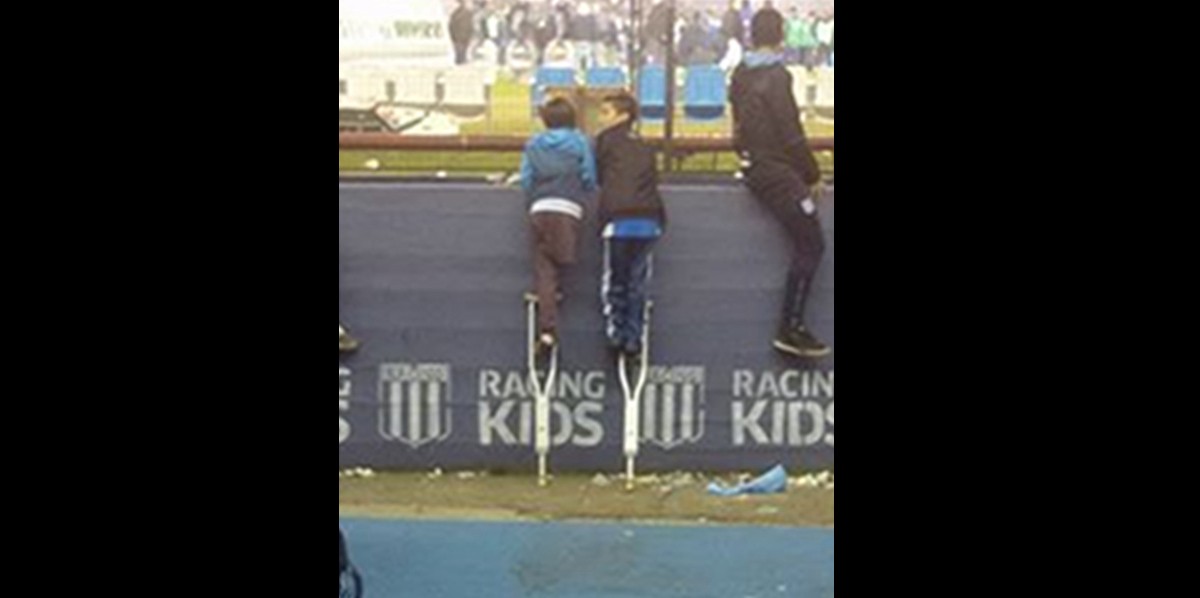 El emotiva razón por la que un jugador de Huracán mira siempre al costado en las fotos | Deportes