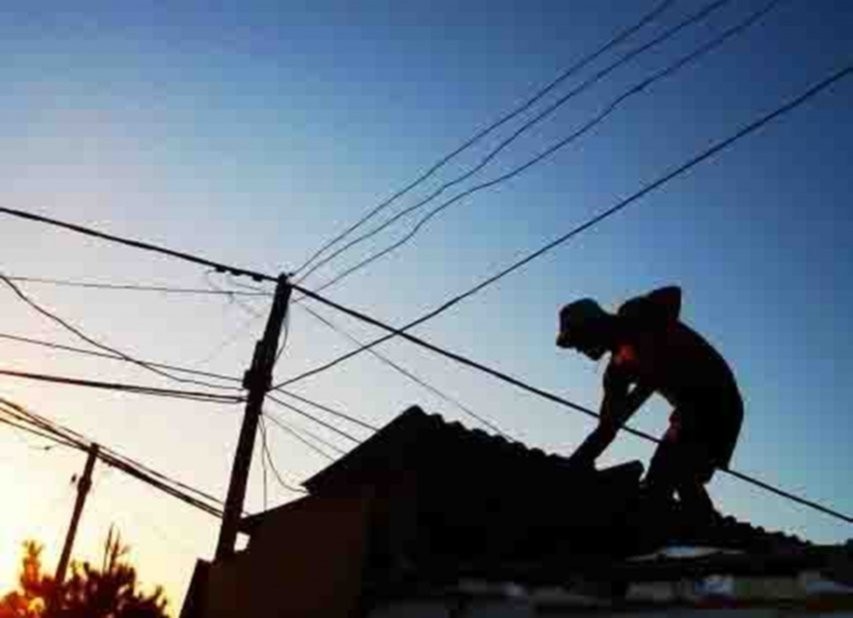 Recibió una descarga eléctrica en el techo de su casa y está grave | Actualidad