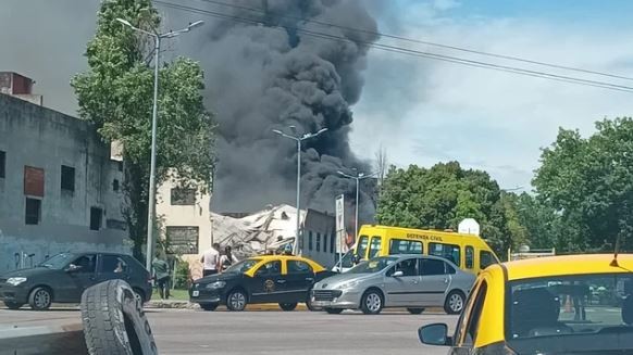 Feroz incendio en un depósito de Pompeya: se derrumbó una pared | Actualidad