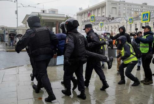 Rusos varones que tienen prohibido viajar deben entregar sus pasaportes en un plazo de cinco días | Internacionales