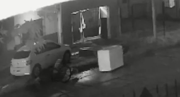 Insólito robo en Merlo: Se llevan un freezer arrastrándolo por la calle | Actualidad