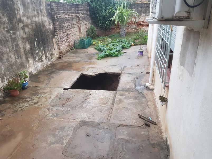 Una mujer fue rescatada tras caer en un pozo ciego: "Cayó con el celular en la mano y pudo pedir ayuda" | Actualidad